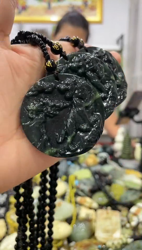 岫玉未镶嵌吊坠 