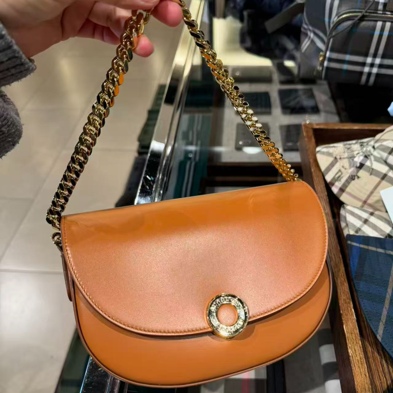 【香港直邮】Burberry博柏利链式肩带小牛皮斜挎单肩包栗色81024741