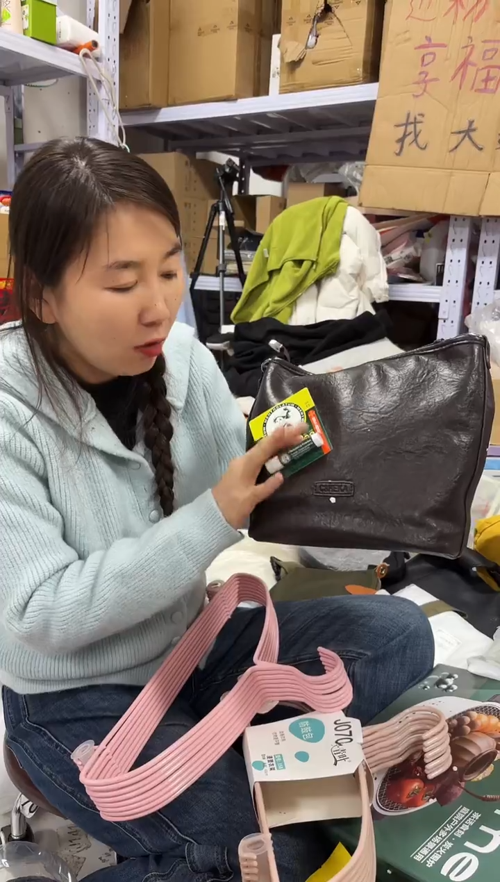 PU上车啦 宝宝们抓紧时间去下方链接拍吧发两个绿色唇膏