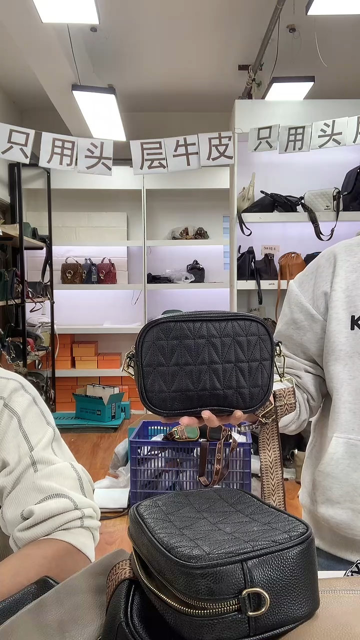 头层牛皮清货真皮 绣线小方包黑色