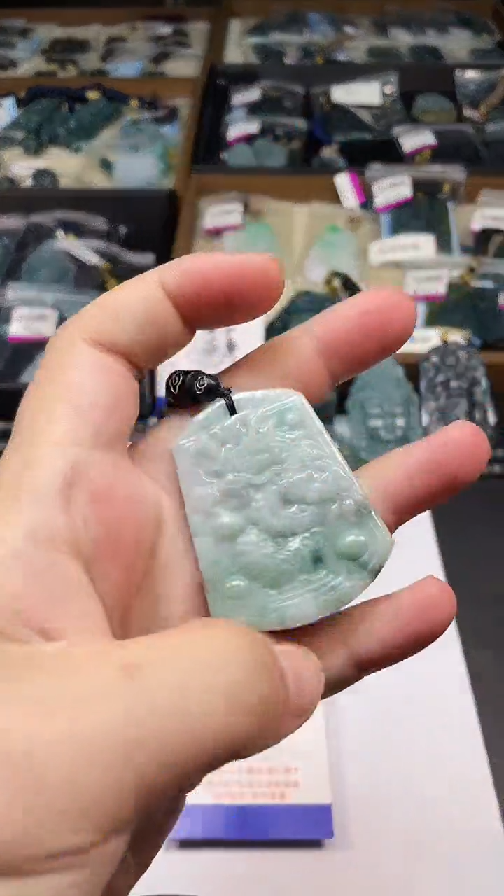 翡翠未镶嵌颈饰大**? 多样性发其一