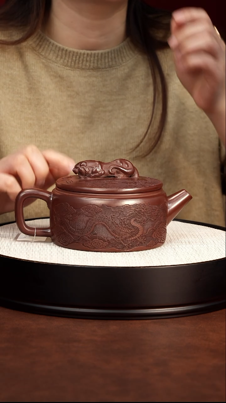 茶壶紫砂宜兴紫砂 卧虎藏龙汉瓦 石红 450毫升 李亚阳 521