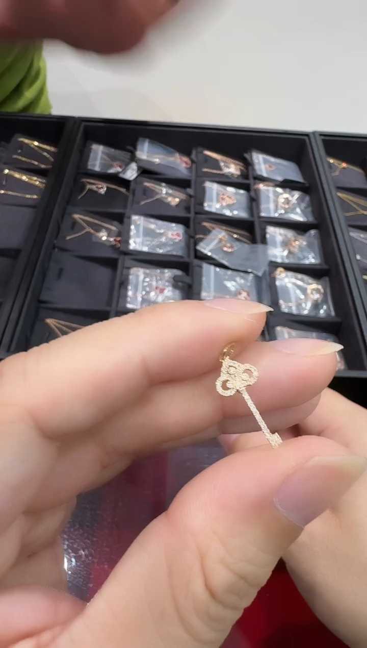18K金镶嵌吊坠钻石小钥匙吊坠k黄