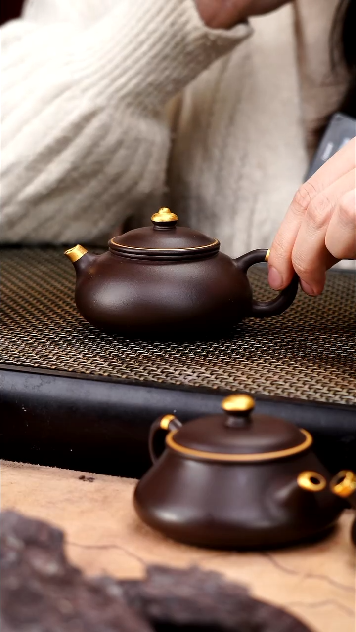 茶壶紫砂四号井茄皮紫泥描金寒江130cc