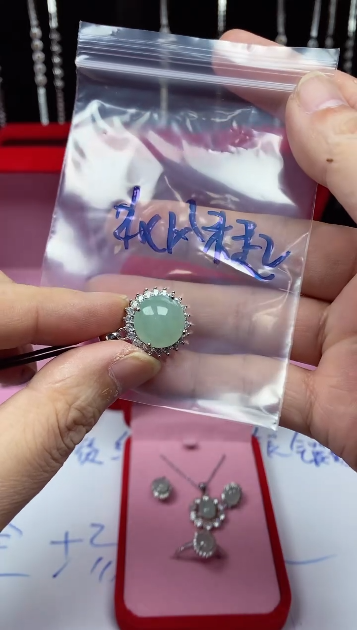 未镶嵌戒指翡翠北**起翡翠吊坠