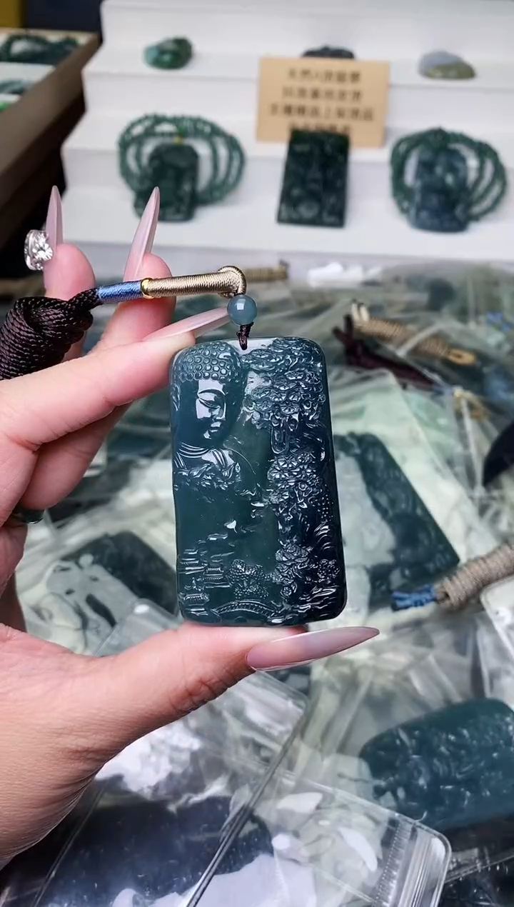 颈饰未镶嵌翡翠 