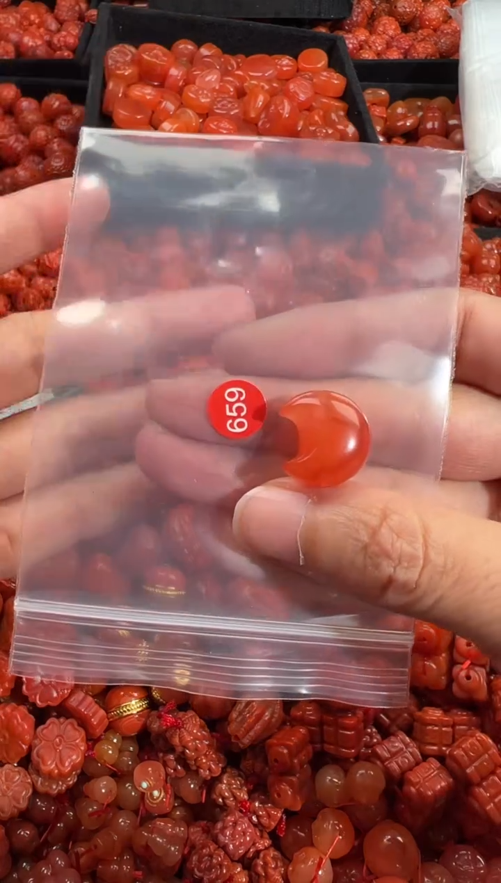 南红玛瑙未镶嵌颈饰1