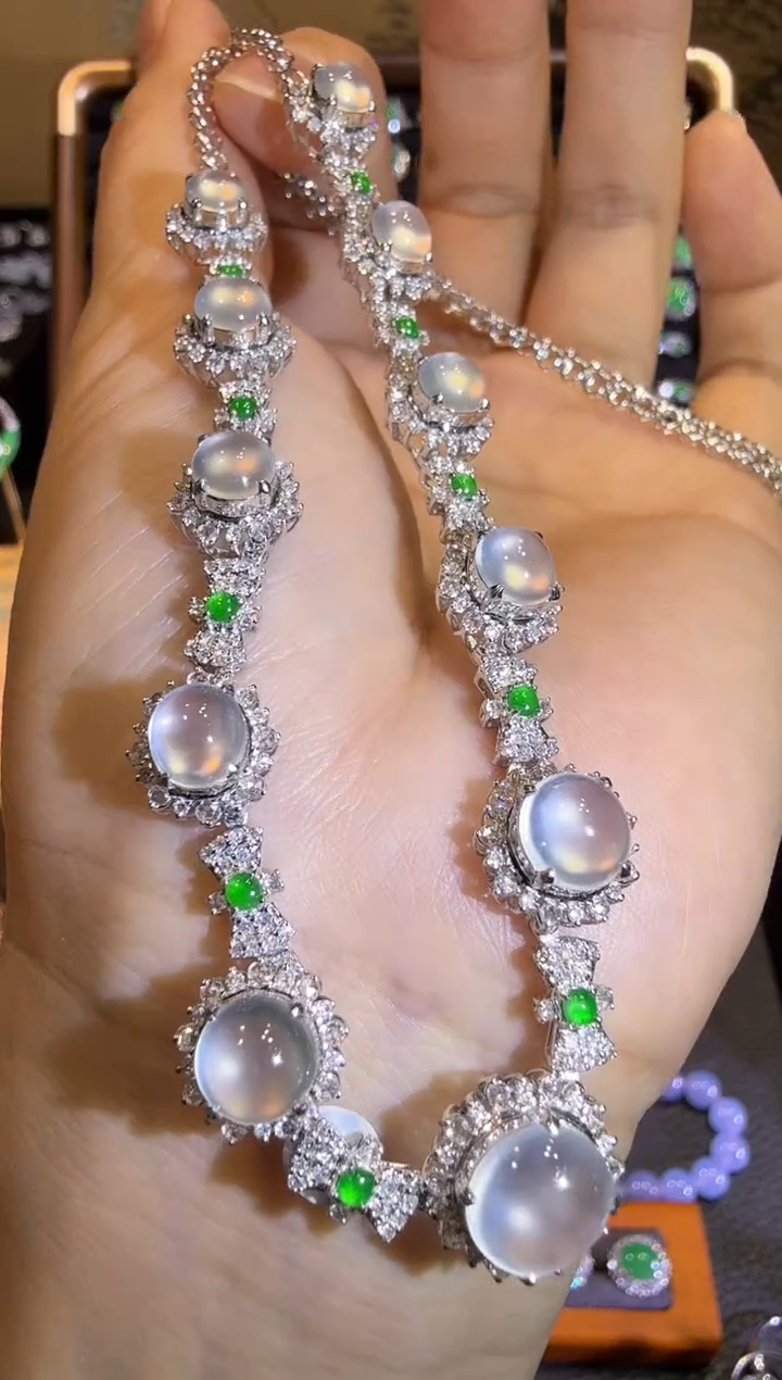 【闪购商品】翡翠颈饰18K金镶嵌玻璃种极光白蛋面晚装链