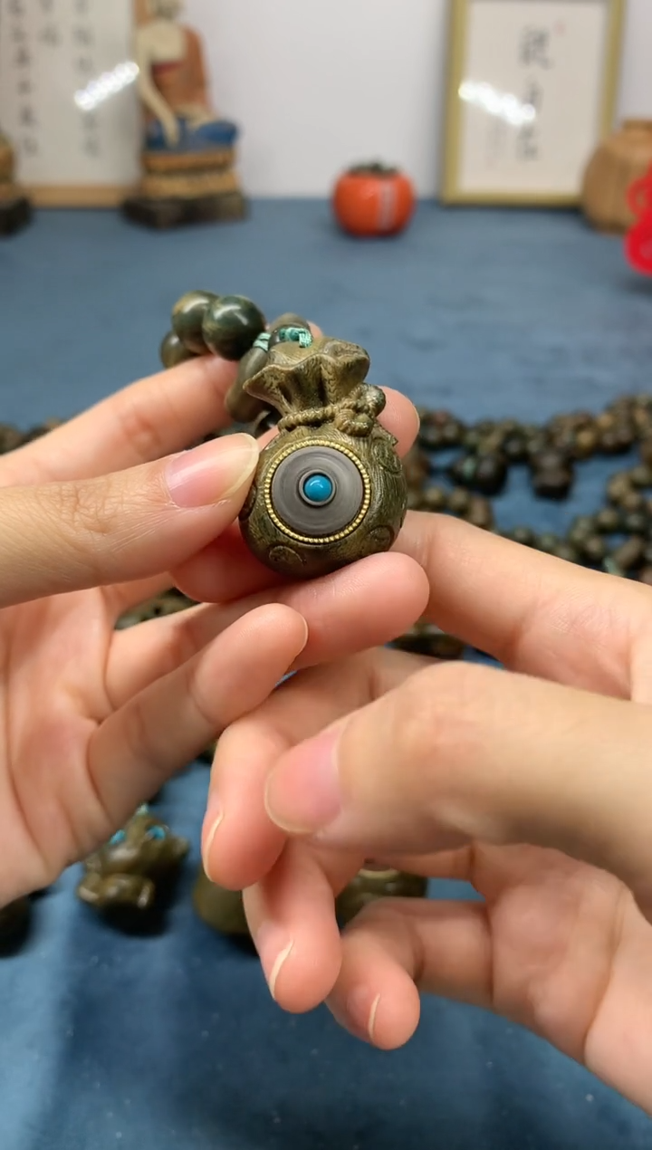 【闪购商品】维腊木（绿檀）把件赚钱袋 盘玩件