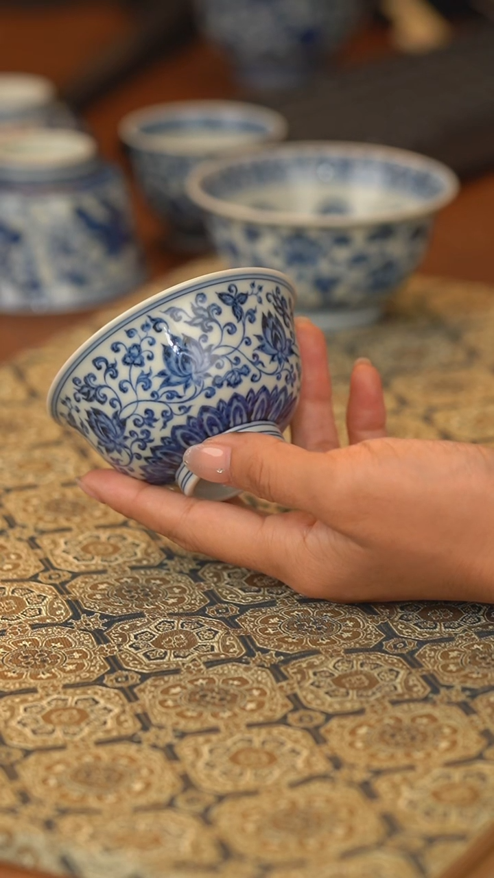杯子溜*鸽舜瓷缠枝莲撇口杯