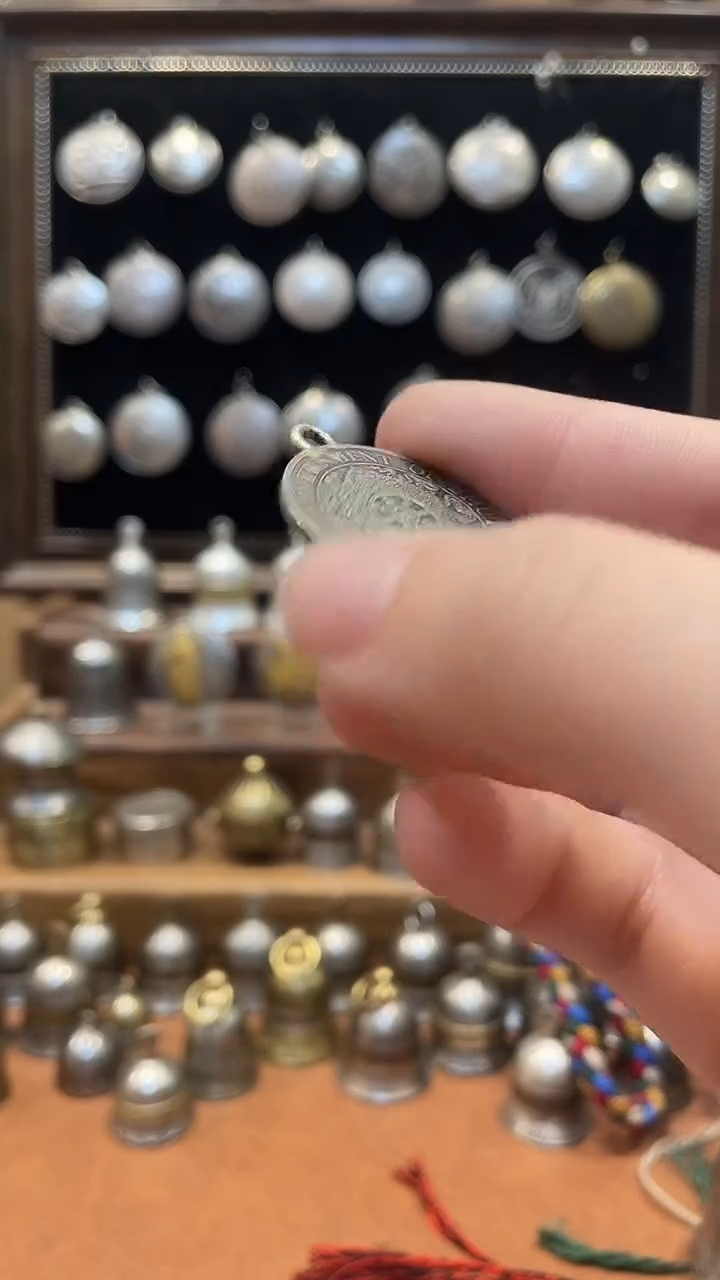 ?***?不丹八宝图硬币吊牌配钛钢链子