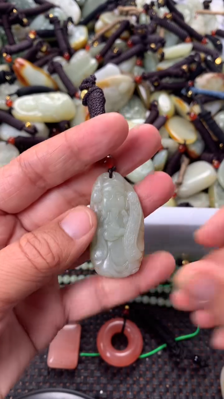 【闪购商品】和田玉颈饰未镶嵌多样性发货没有证书，拍一发一.有瑕