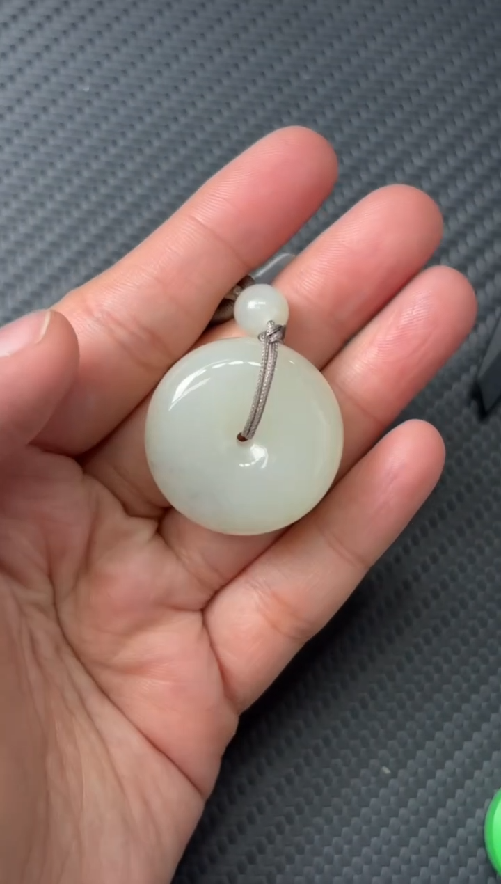 吊坠(赠链)未镶嵌和田玉和田黑山微色差平安扣m