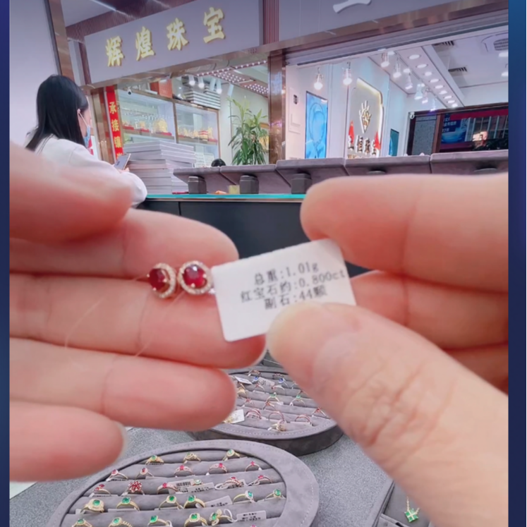 18k金镶嵌红宝石耳钉