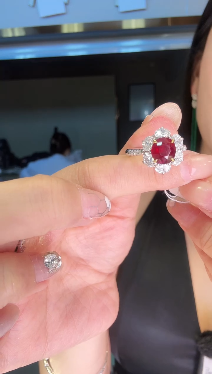 18K金镶嵌戒指红宝石 吉尔德大证  2.18ct