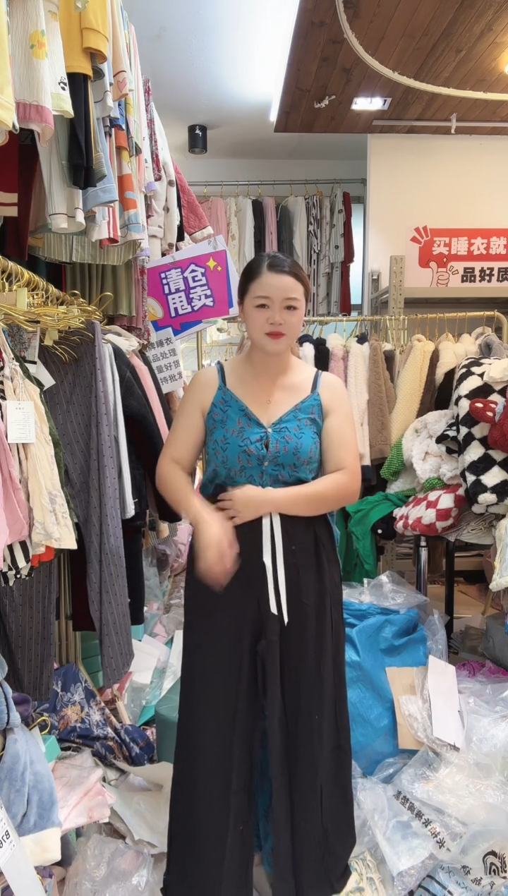 黑色长裤展示为主