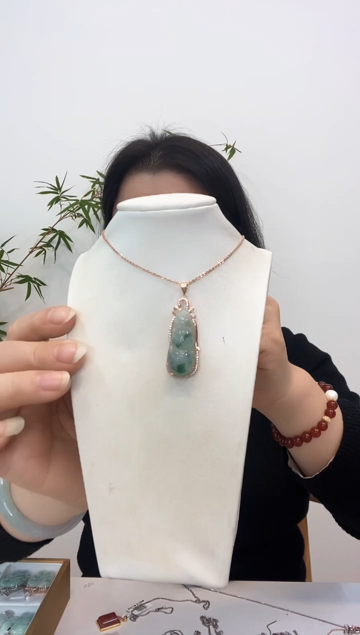 【闪购商品】翡翠吊坠(赠链)银S925镶嵌小福豆玫瑰边