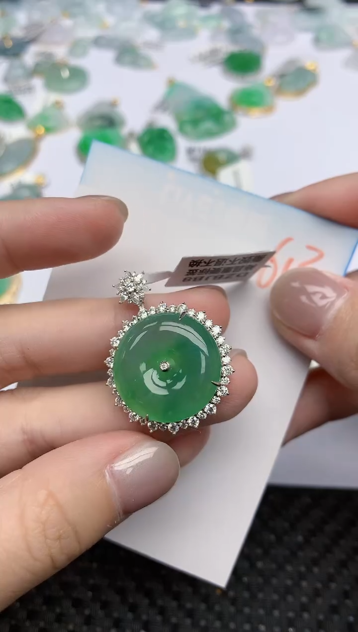 【闪购商品】翡翠颈饰18K金镶嵌天然翡翠A货