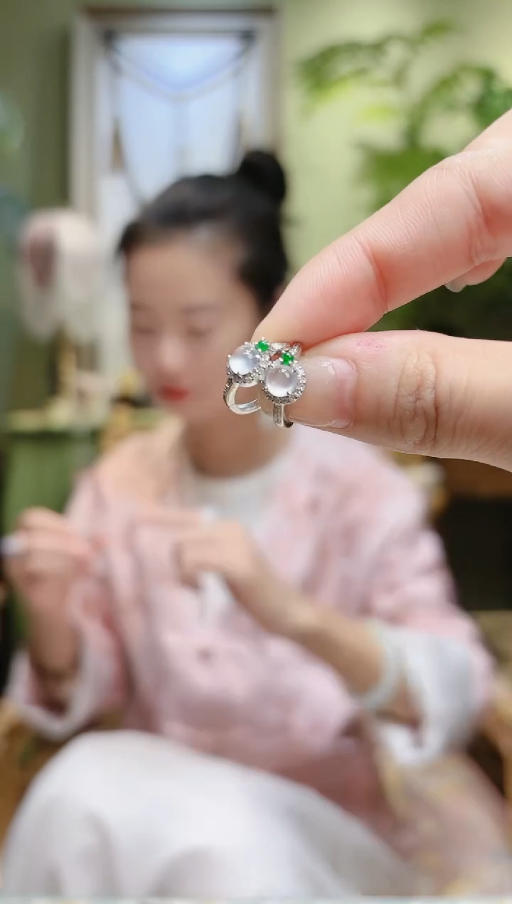 【闪购商品】翡翠耳饰18K金镶嵌白蛋面翡翠耳饰