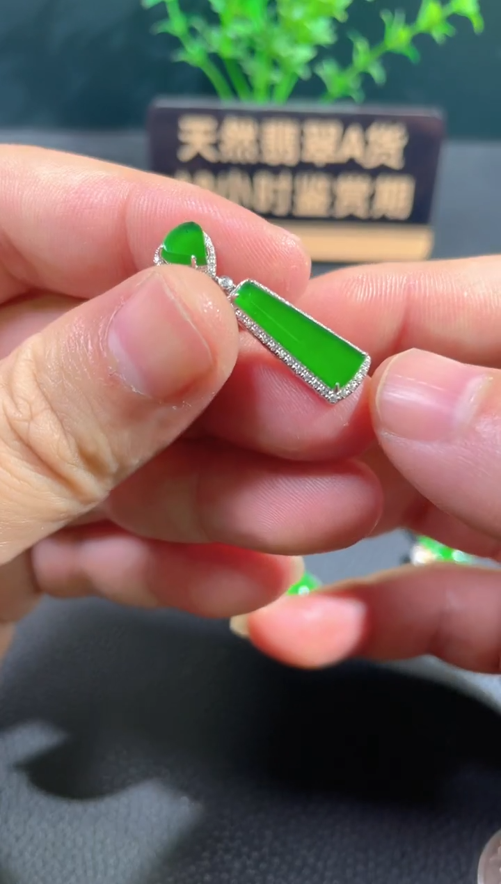 【闪购商品】翡翠颈饰18K金镶嵌翡翠