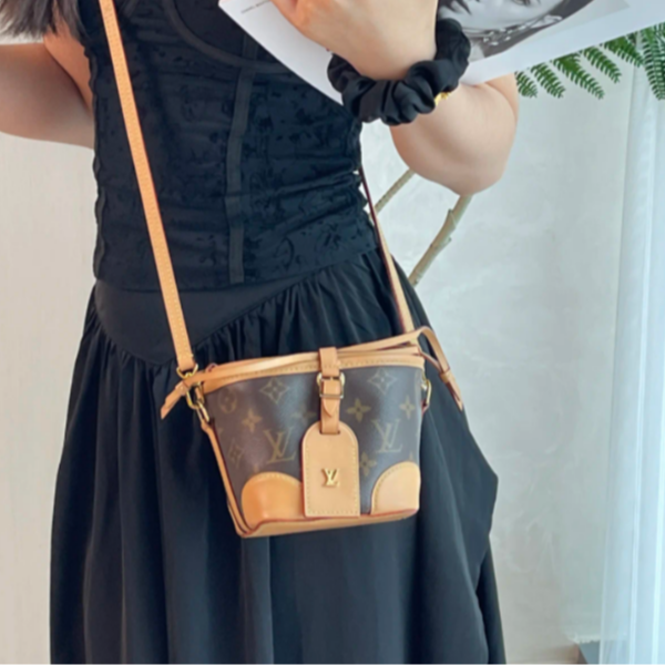 95新 LV lv 老花烧麦斜挎包bwz9404