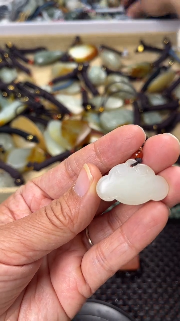 【闪购商品】和田玉颈饰未镶嵌多样性发货没有证书拍一发一有瑕