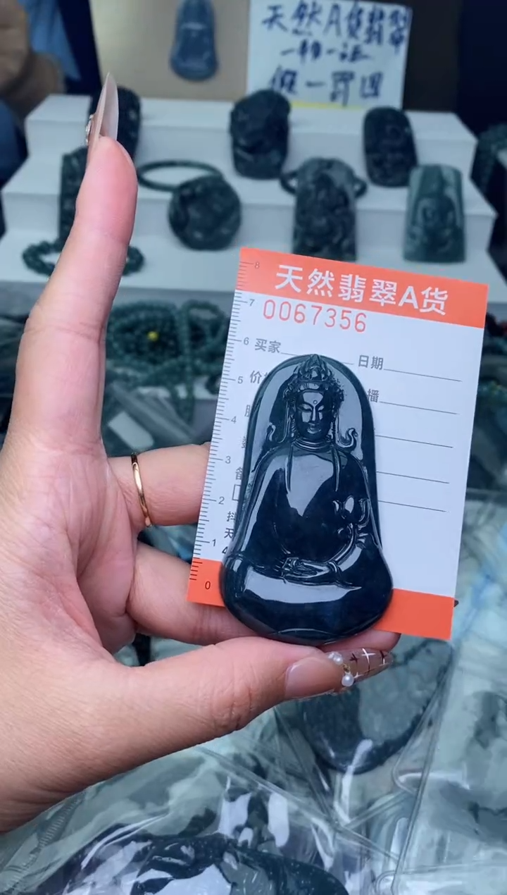 翡翠未镶嵌颈饰··········