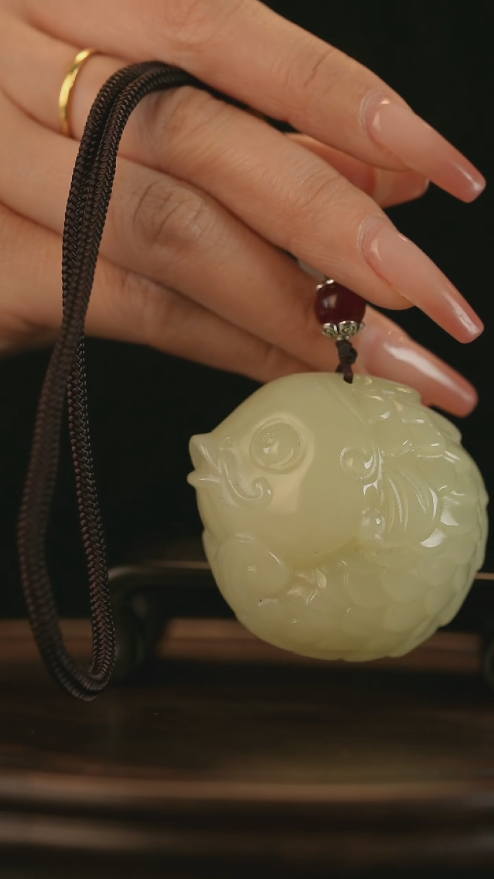 云南石竹叶青雕刻：年年有余