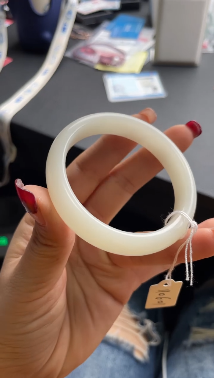 未镶嵌手镯和田玉手镯