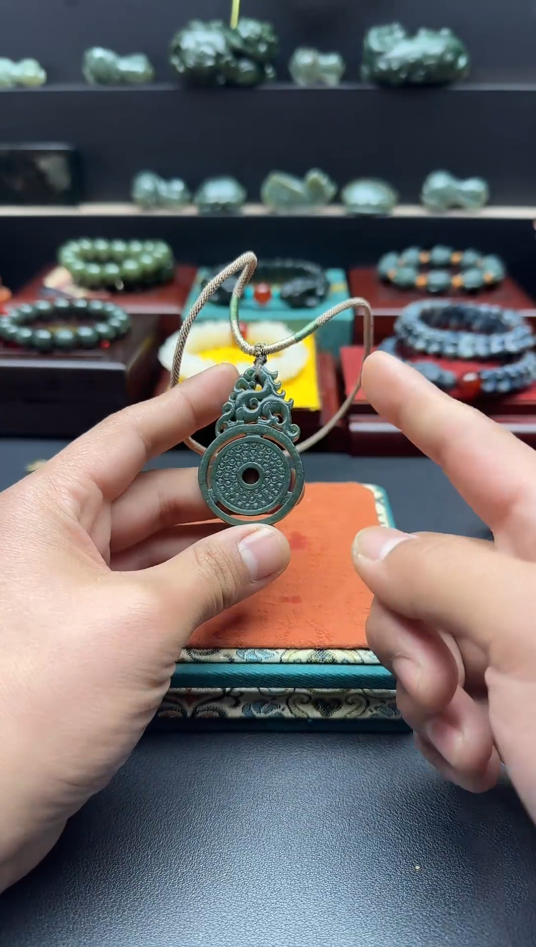 颈饰未镶嵌和田玉且末貔貅如意牌