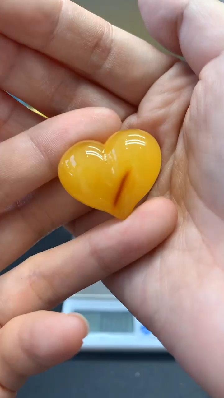未镶嵌琥珀珠宝奇石555