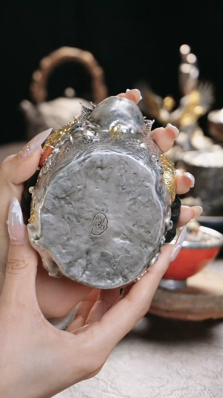 【闪购商品】境秋龙镀金壶设计