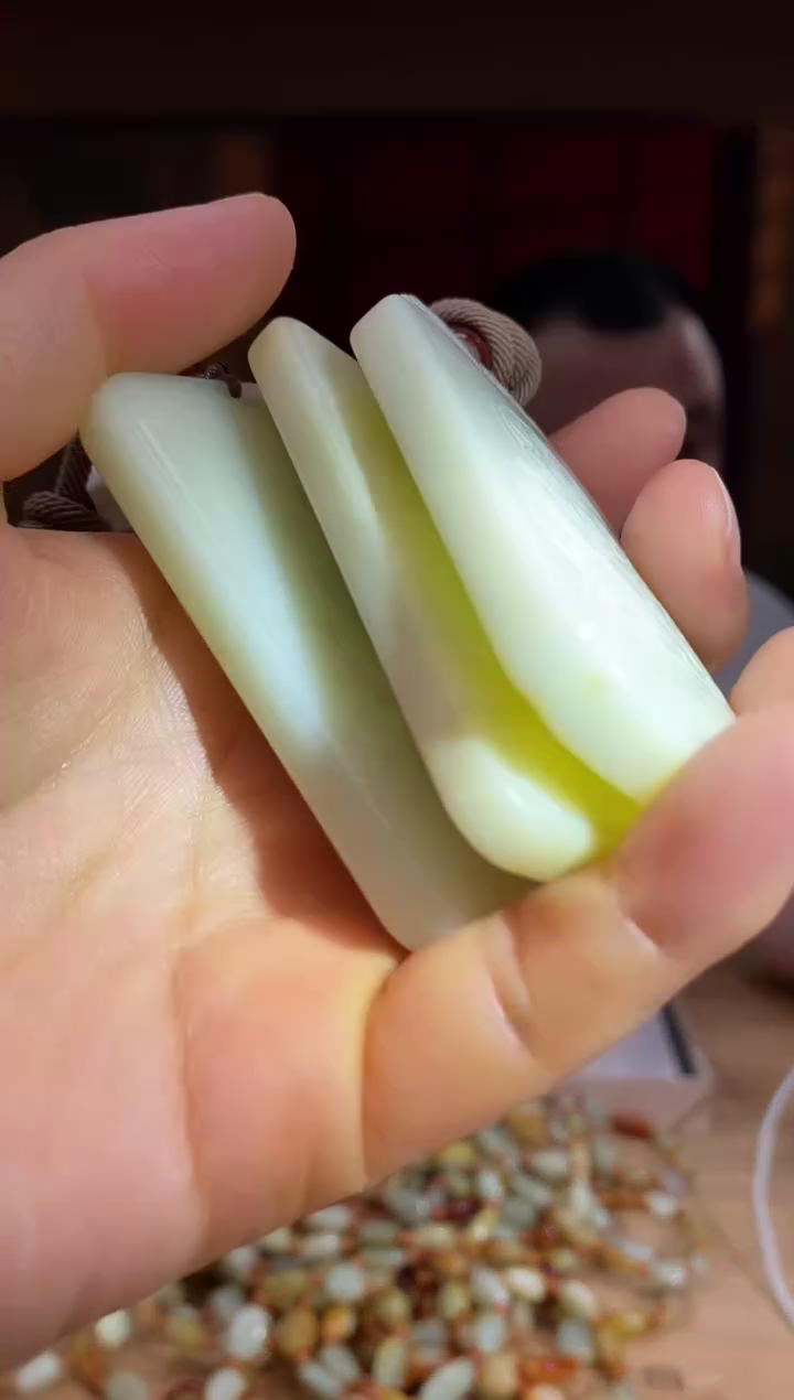 和田玉未镶嵌颈饰d082