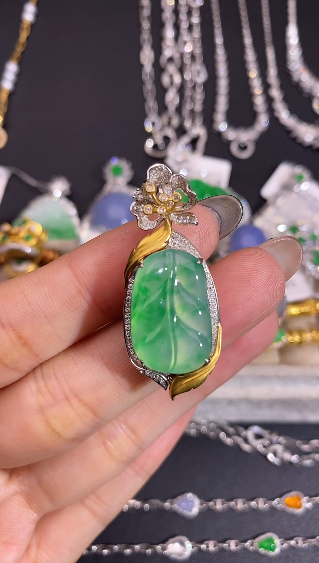 颈饰18K金镶嵌翡翠吊坠