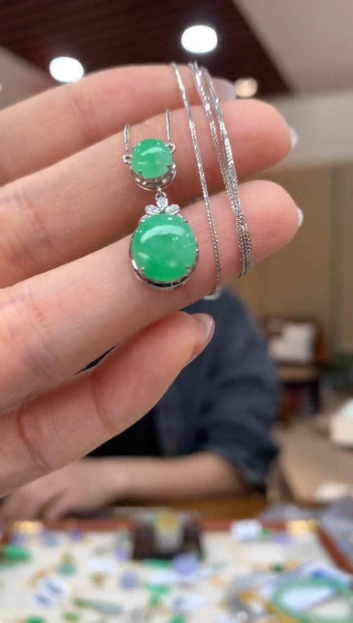 套链18K金镶嵌翡翠蛋面