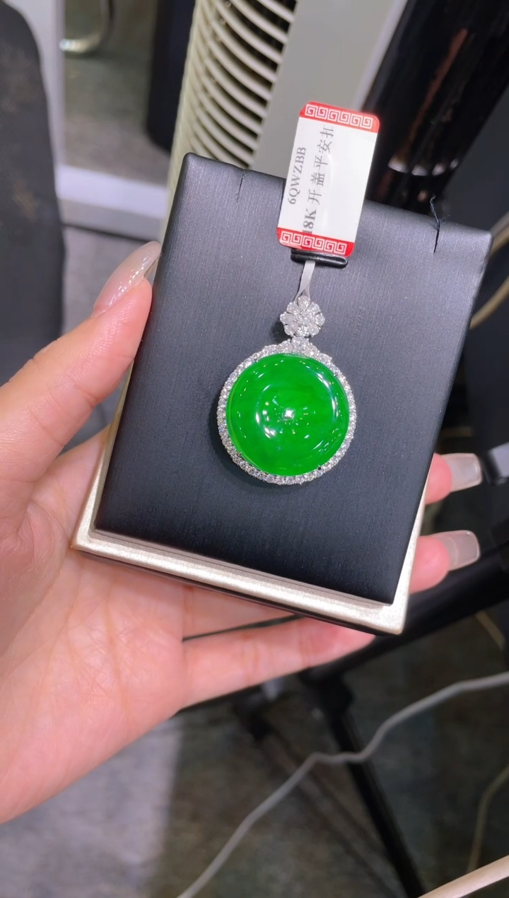 【闪购商品】翡翠吊坠(赠链)18K金镶嵌A96