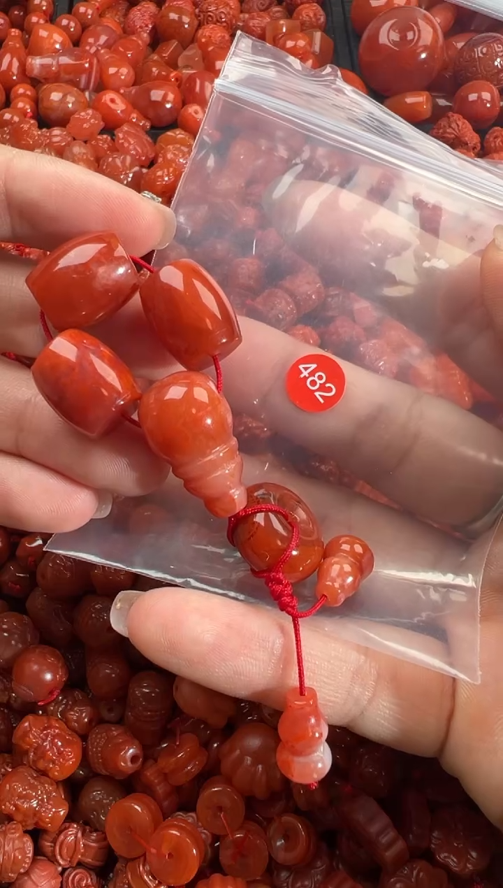南红玛瑙未镶嵌颈饰1