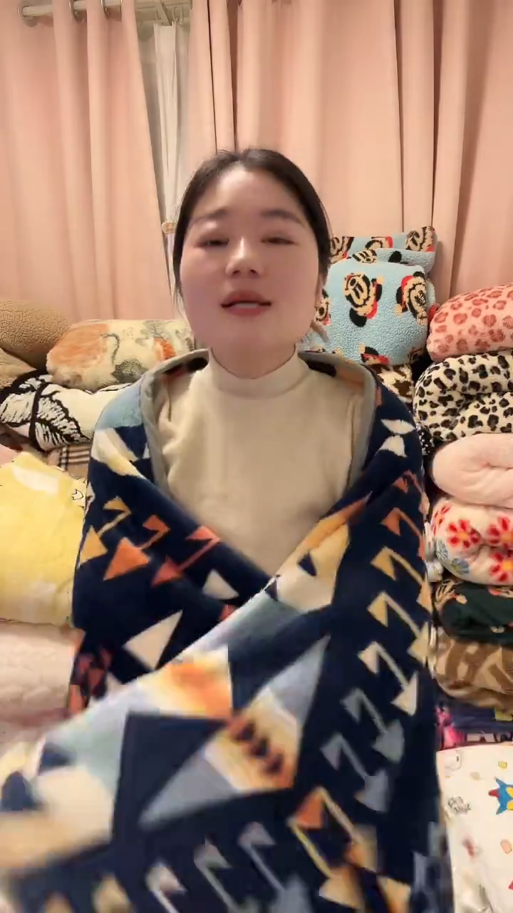 聚酯纤维1.2-1.8包边-红钩子-披肩毯