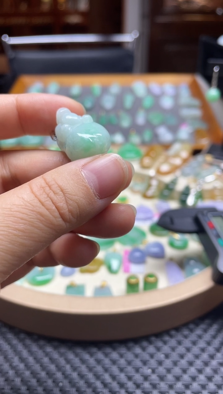 【闪购商品】翡翠颈饰未镶嵌猪猪