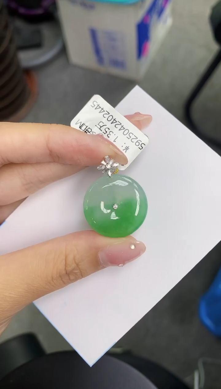 翡翠18K金镶嵌颈饰11111111111