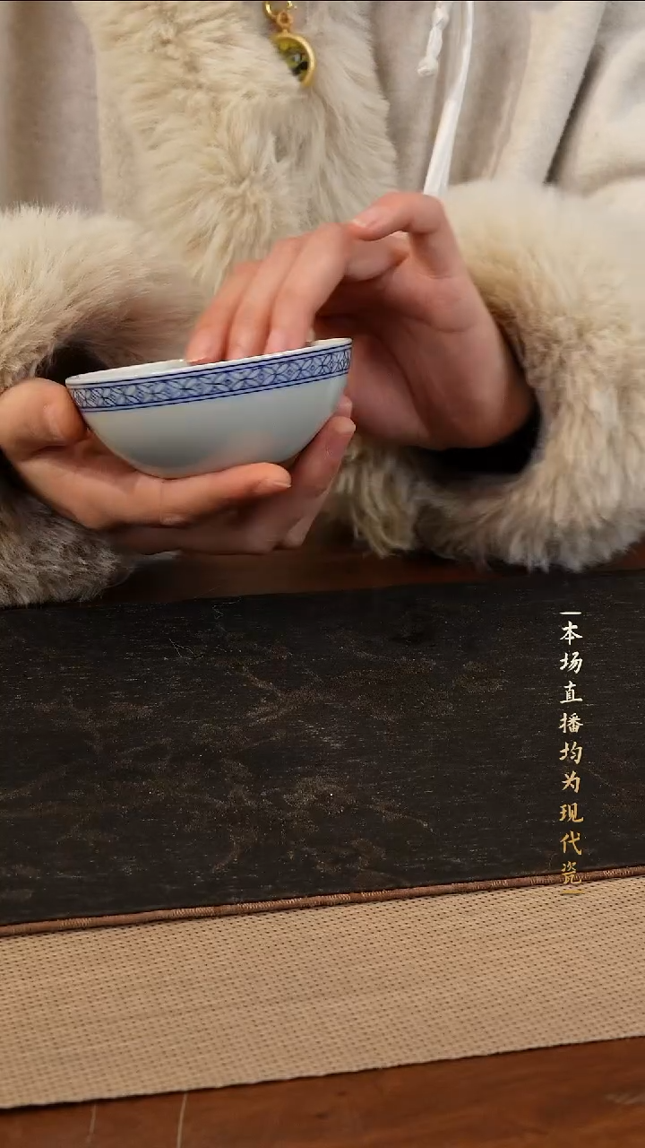 宁封窑青花内绘海兽纹普洱杯