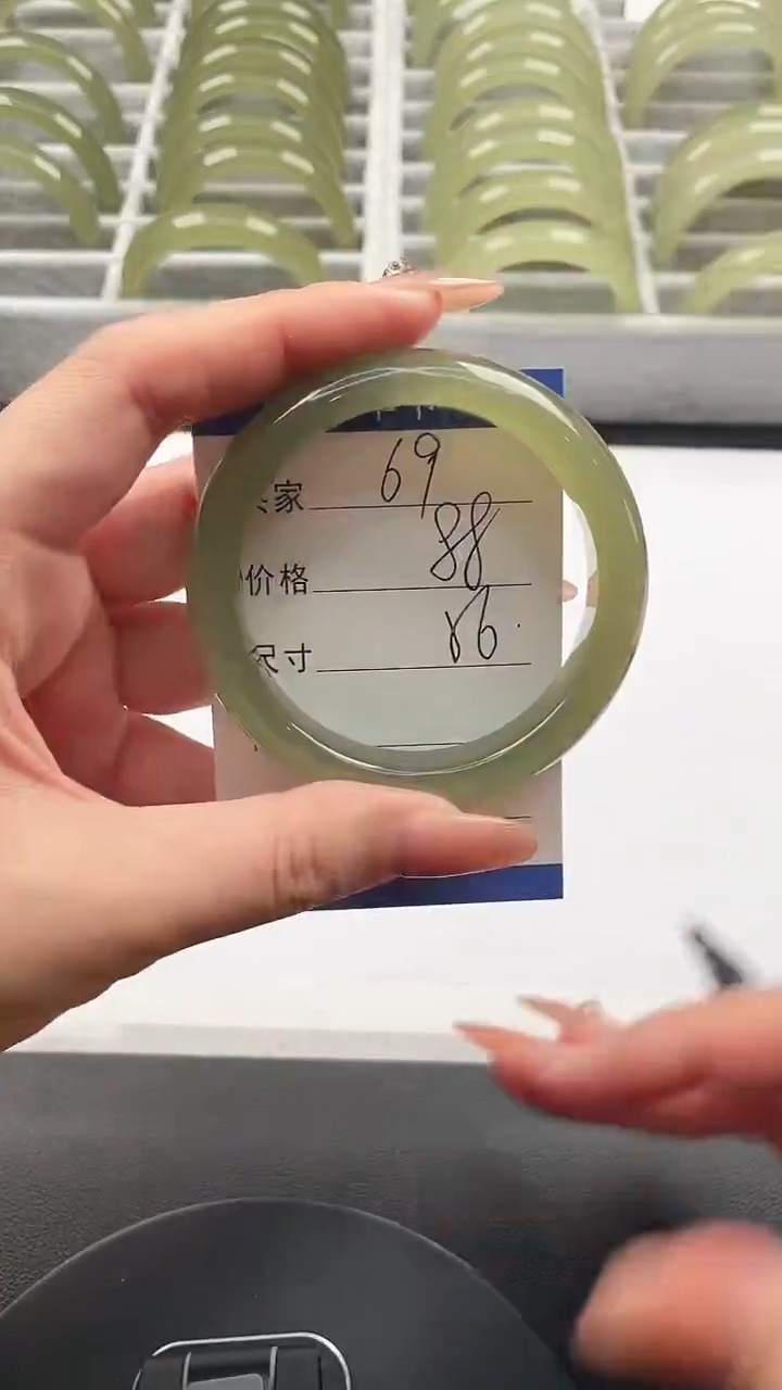 未镶嵌手镯石英质玉湖水绿