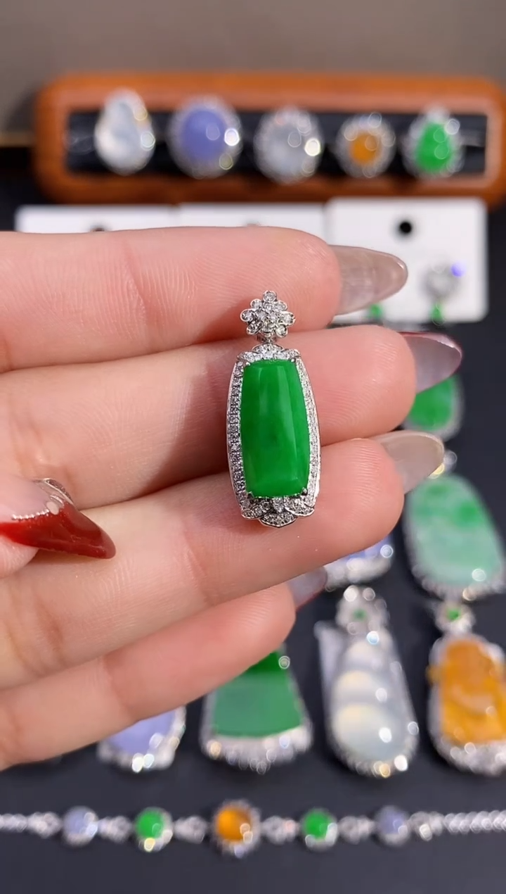 【闪购商品】翡翠颈饰18K金镶嵌吊坠