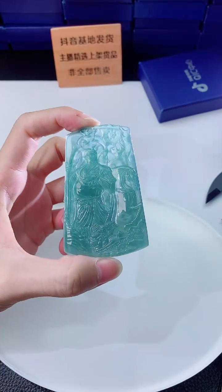 翡翠未镶嵌颈饰  `