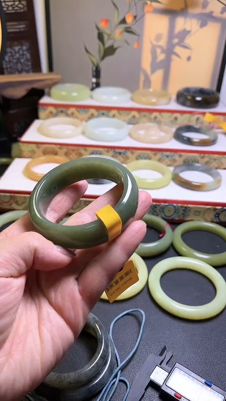 【闪购商品】和田玉手镯未镶嵌新疆且末豆沙绿58微弱包容