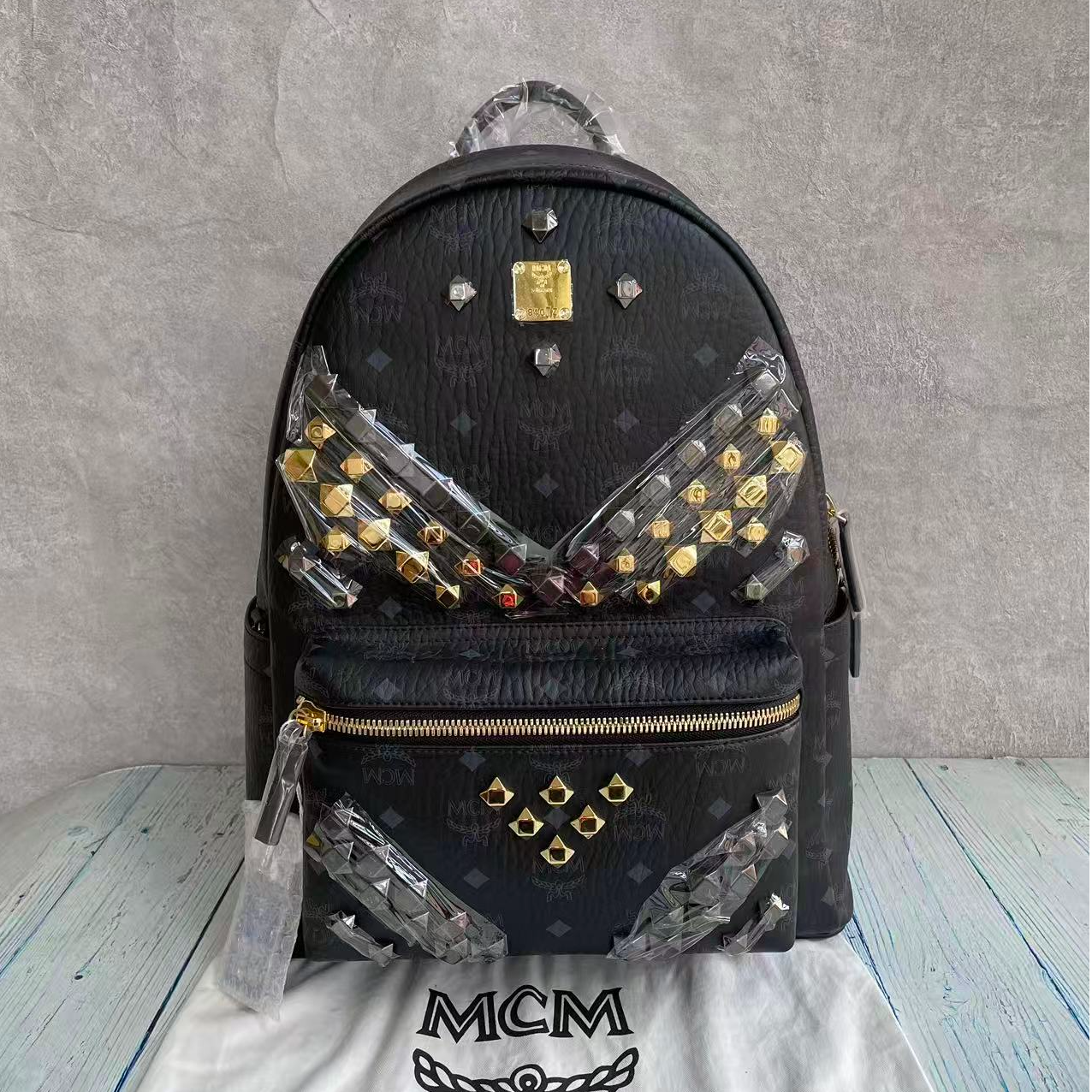 99新 MCM mcm黑色m钉中号双肩包新款减重皮
