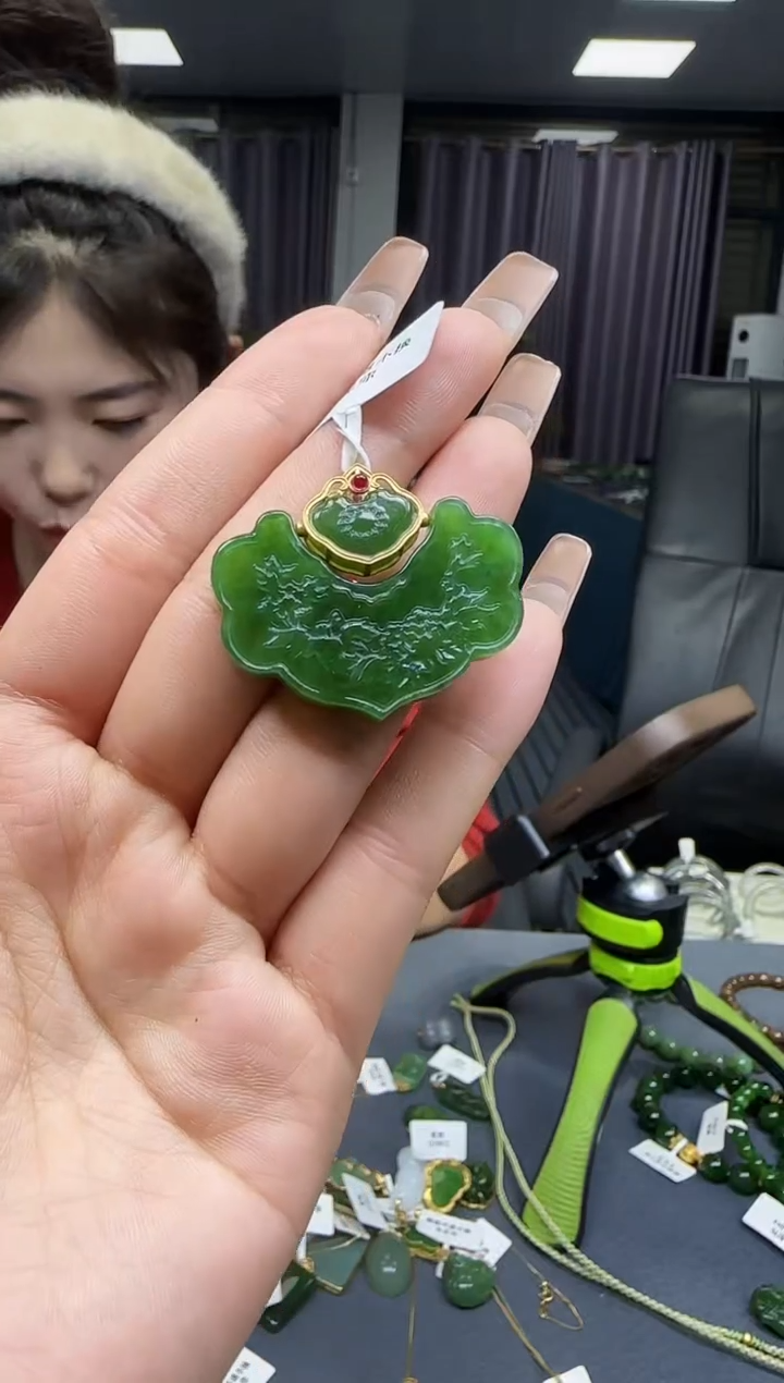 【闪购商品】和田玉挂件18K金镶嵌1