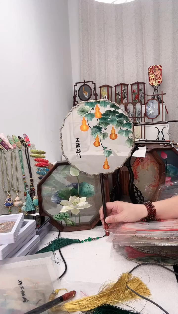扇子苏绣作品手工团扇