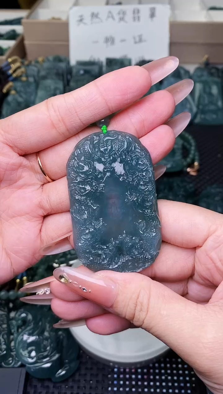 颈饰未镶嵌翡翠 