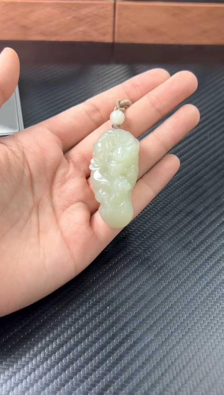 吊坠(赠链)未镶嵌和田玉且末微色差迪克兰一细吊坠s